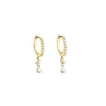 Aura Hoop oorbellen van 18K gold plating. Subtiel en chique ontwerp, ideaal om te mixen en matchen voor een casual of elegante outfit.