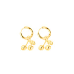 Cherry Bomb oorbellen in goud met kersenontwerp, speels en zomers design. Waterproof, kleurvast, hypoallergeen en nikkelvrij.