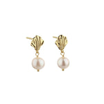 Ellea Pearl oorbellen met 18K gold plating en delicate parels. Handgemaakt in Denemarken, elegant en tijdloos design.