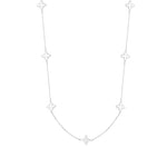 Verfijnde zilveren ketting met kleine klaverbedels.