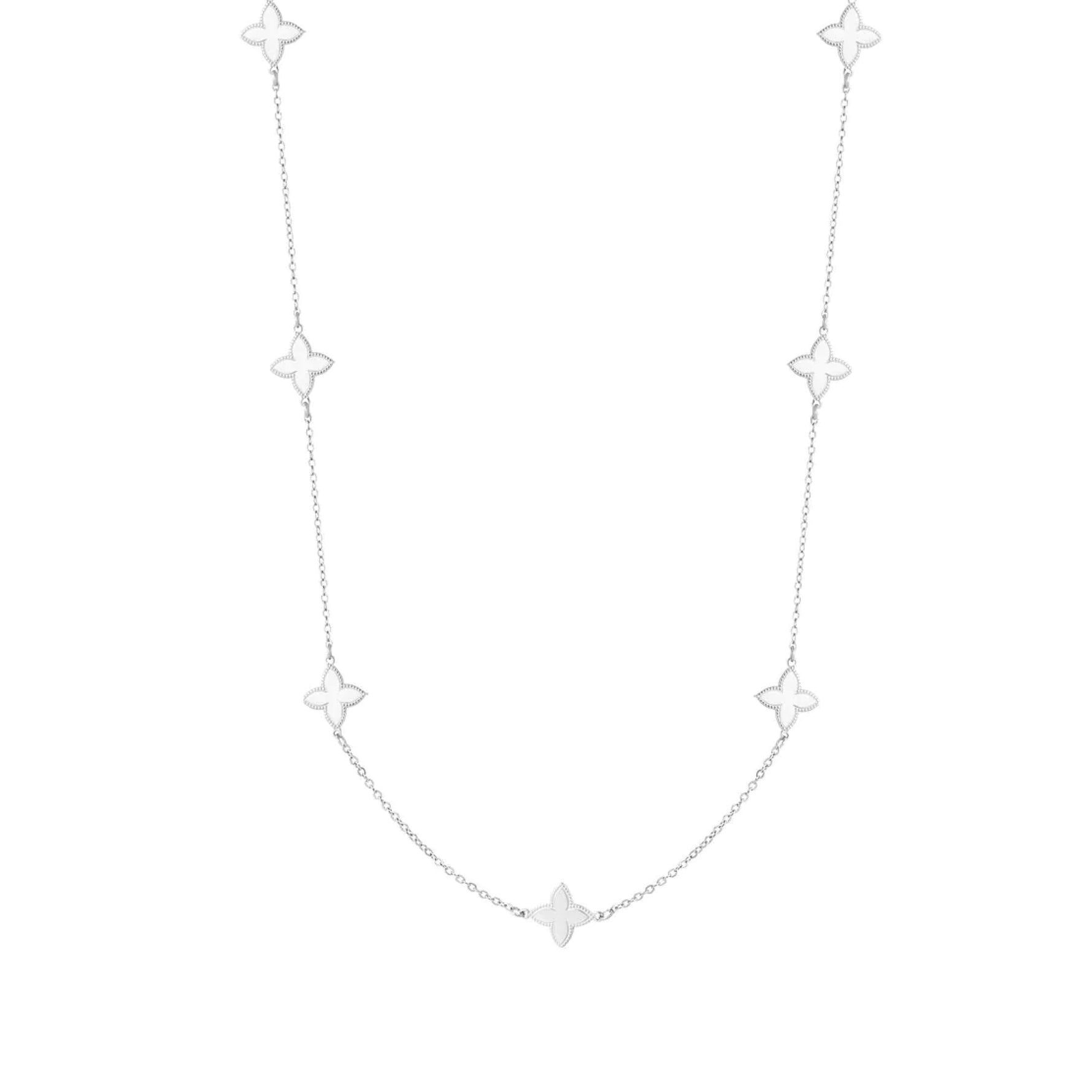 Verfijnde zilveren ketting met kleine klaverbedels.