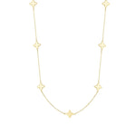 Verfijnde zilveren ketting met kleine klaverbedels.