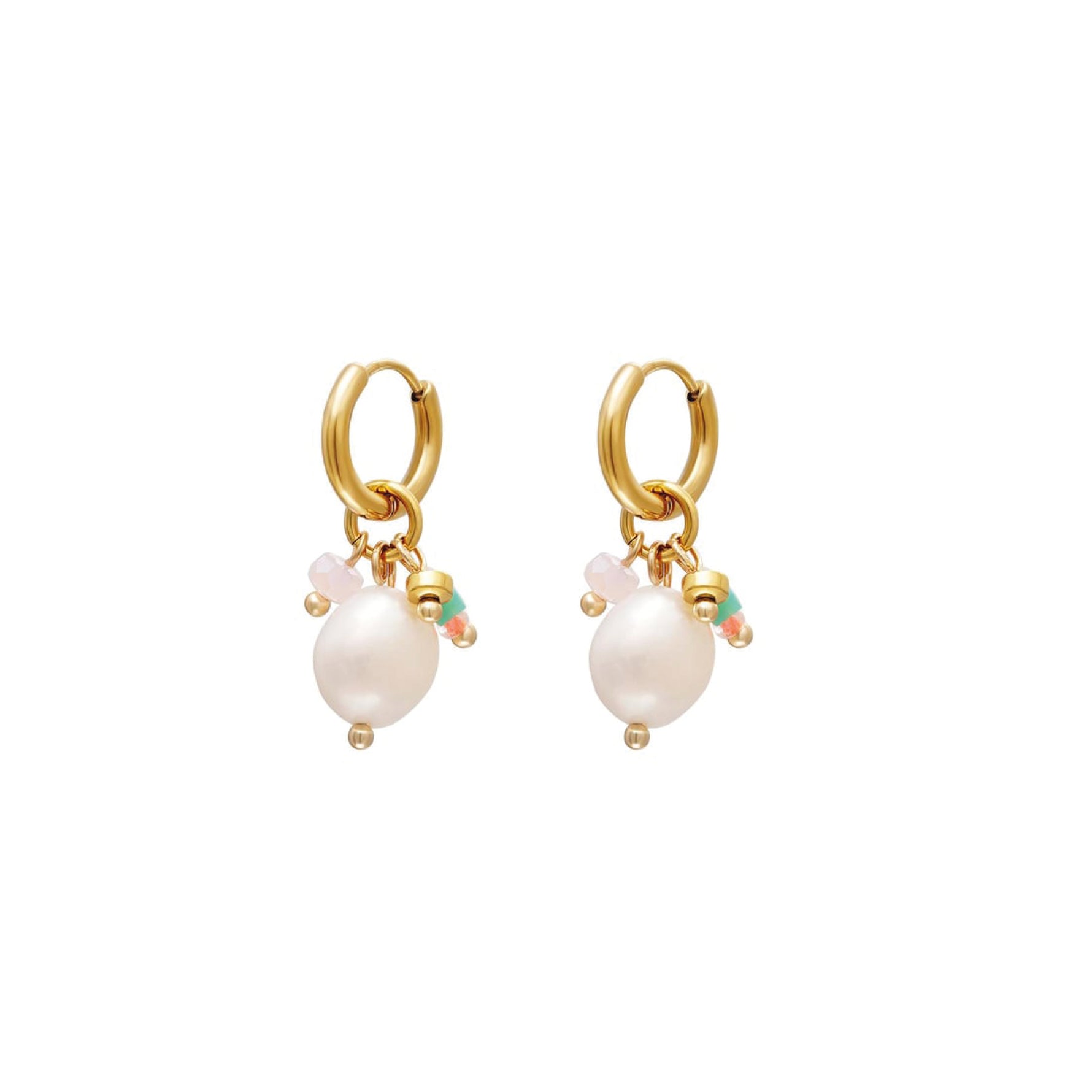 Pearlfect oorbellen van stainless steel met subtiele hangende parels, elegant, tijdloos en verfijnd. Hypoallergeen en nikkelvrij.