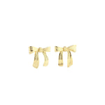 Bue Bae oorbellen met 18K gold plating, handgemaakt in Denemarken. Subtiel strikdesign, speels en elegant.