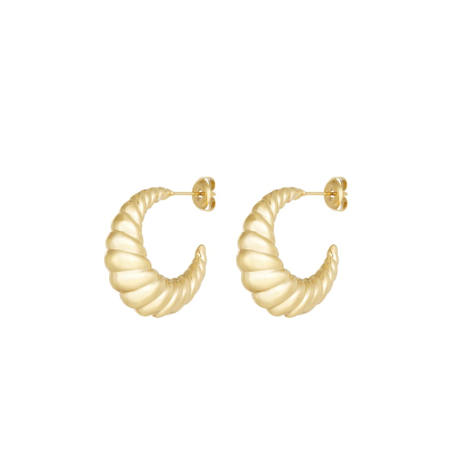 Buttery Babe oorbellen met gedraaid croissant-design, trendy en stijlvol. Hypoallergeen en nikkelvrij.