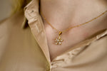 Pretty In Petal ketting van roestvrij staal met bloembedels, lief, speels en bloemig, stijlvol, duurzaam en waterproof.