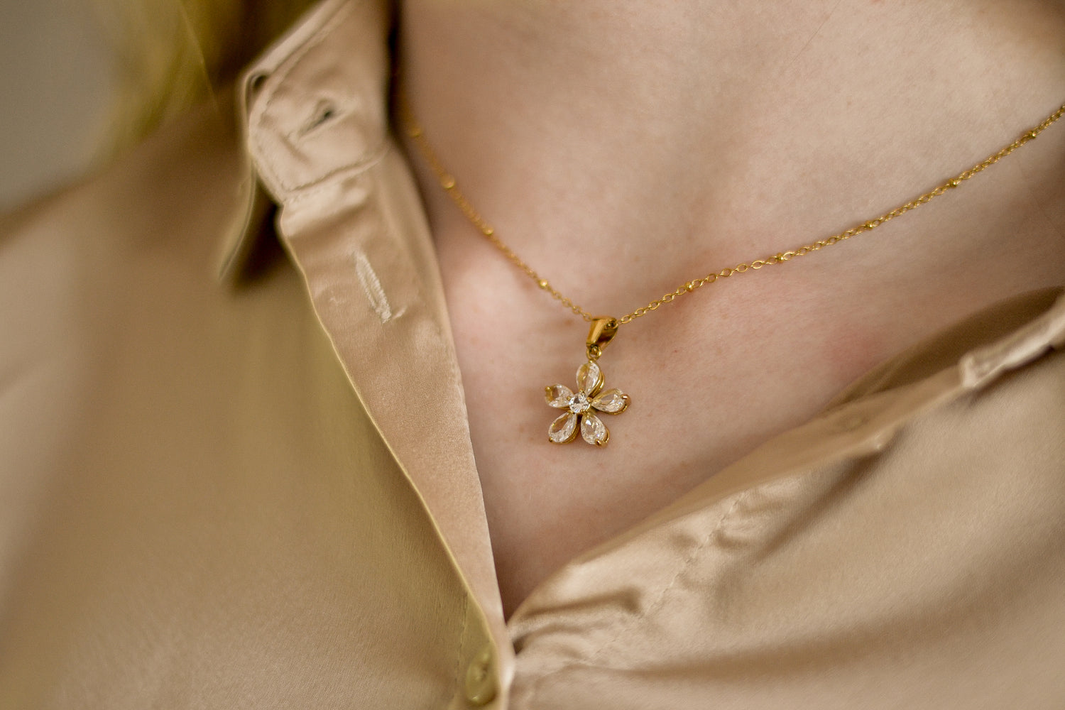 Pretty In Petal ketting van roestvrij staal met bloembedels, lief, speels en bloemig, stijlvol, duurzaam en waterproof.