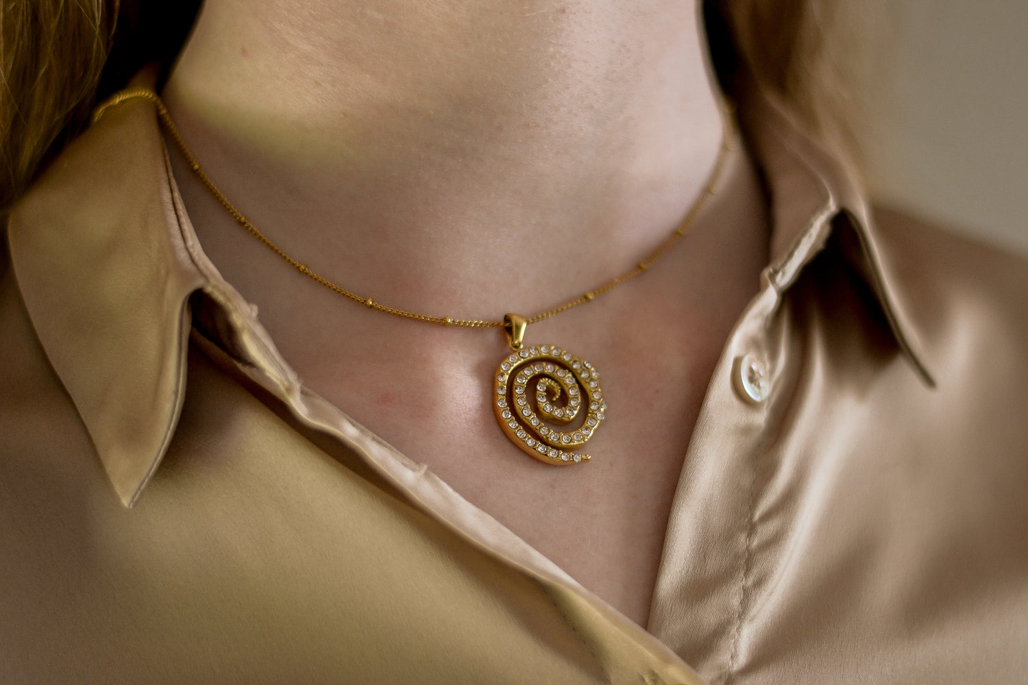 Under The Bling ketting van roestvrij staal met ronde schelpbedel, shiny, zomers en stijlvol, waterproof en kleurvast