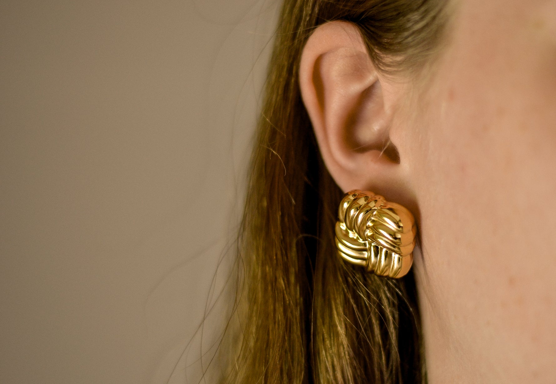 Knot Yours oorbellen van roestvrij staal met geknoopt design, gedurfd, speels en elegant, glanzend, waterproof en kleurvast.