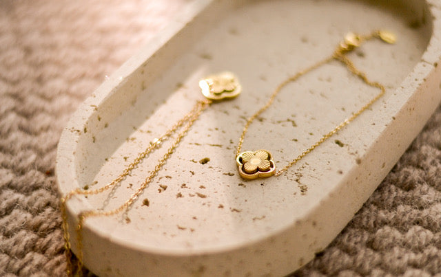 Four Real armband van stainless steel met klaver charms, elegant, betekenisvol en tijdloos. Hypoallergeen en nikkelvrij.