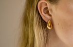 Glow Drop oorbellen van roestvrij staal, druppelvormig design, elegant, vrouwelijk en tijdloos, glanzend, waterproof en hypoallergeen.