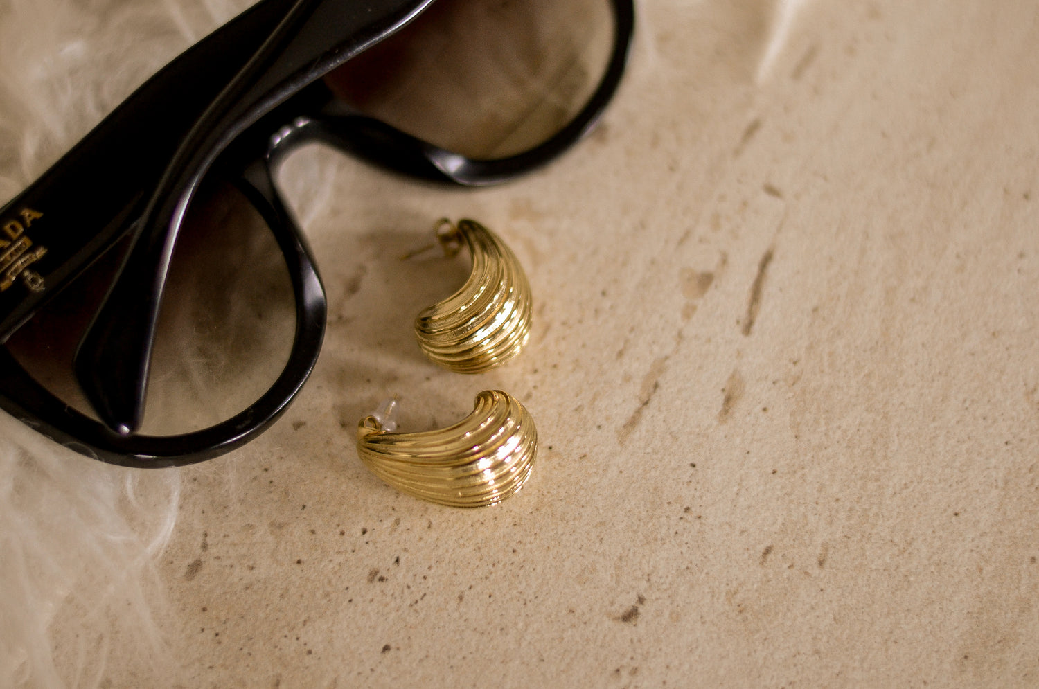 Gloss Drop oorbellen in goud met open, organisch design. Stijlvol, uniek en verfijnd. Hypoallergeen en nikkelvrij.