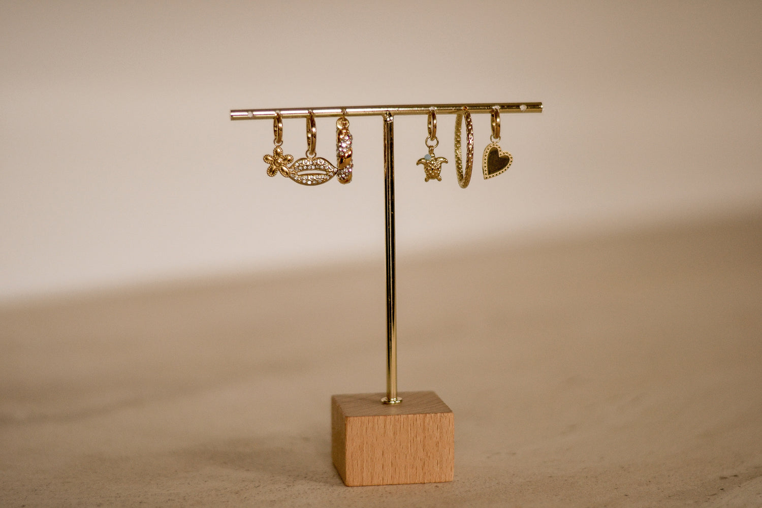 Sweet Chaos oorbellen van stainless steel met hartvormig design, lief, verfijnd en tijdloos. Hypoallergeen en nikkelvrij.