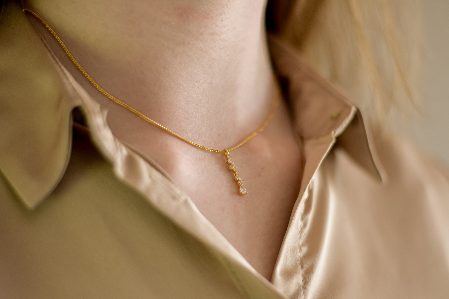 Aura ketting met 18K gold plating. Minimalistisch en chique design, perfect voor een subtiele sparkle solo of gecombineerd met andere sieraden.