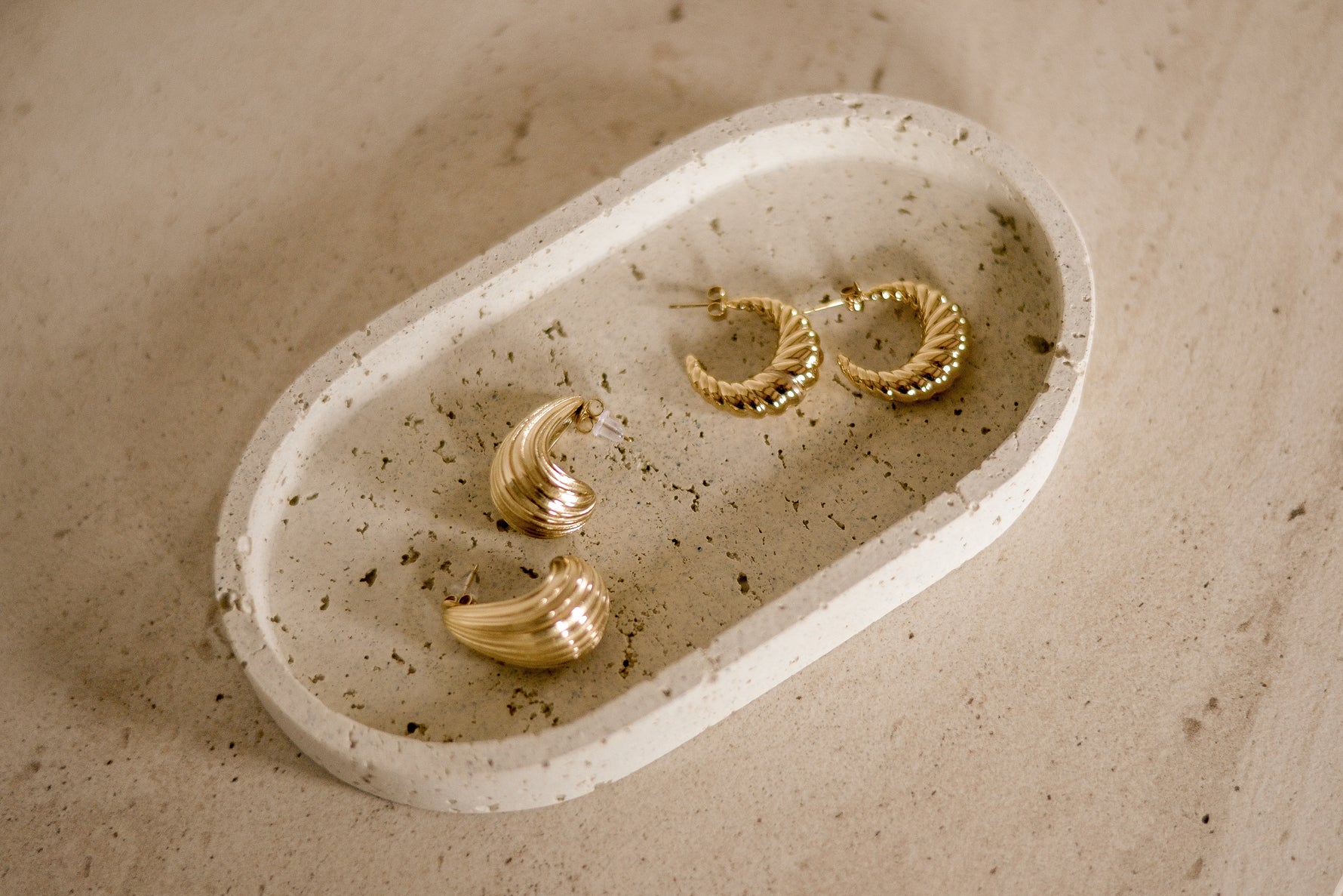 Buttery Babe oorbellen met gedraaid croissant-design, trendy en stijlvol. Hypoallergeen en nikkelvrij.