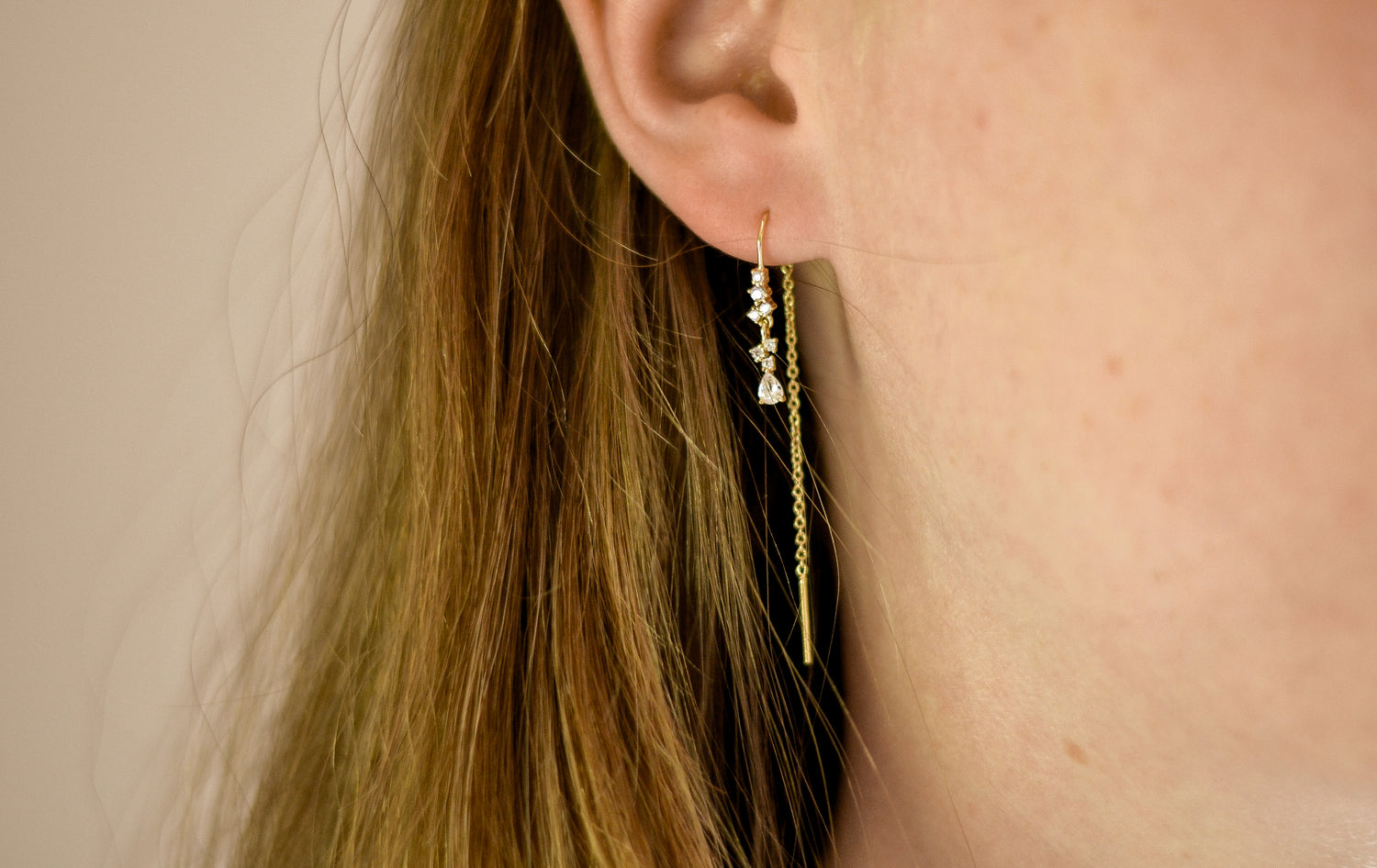 Aura oorbellen van 18K gold plating. Handgemaakt uit Denemarken. Subtiel en elegant ontwerp, ideaal voor minimalistische of gelaagde sieradenstijlen.