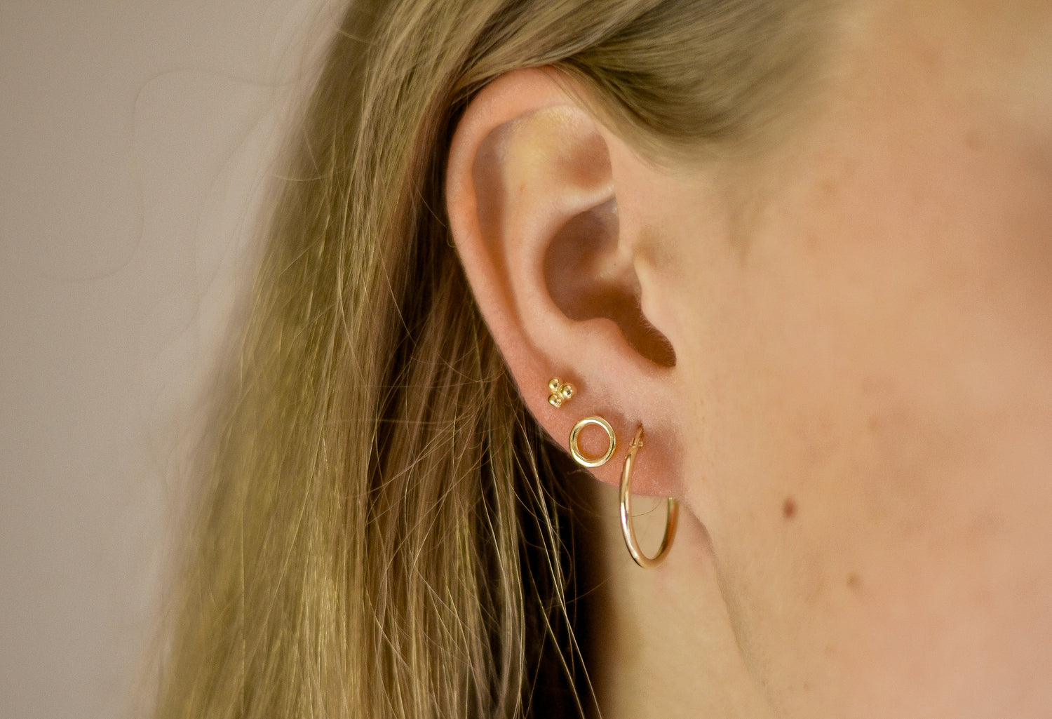 Minimalistische Niva oorstuds met drie bolletjes.