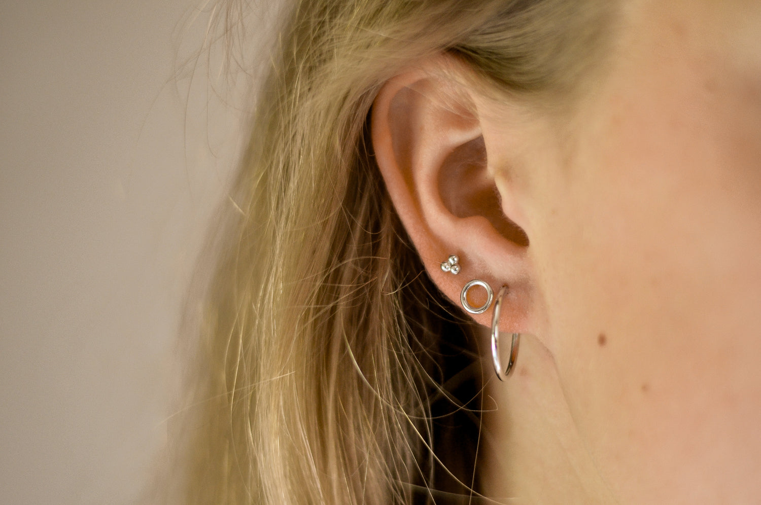 Bellina studs van 925 sterling zilver, handgemaakt in Italië, minimalistisch en rond design, tijdloos en elegant.