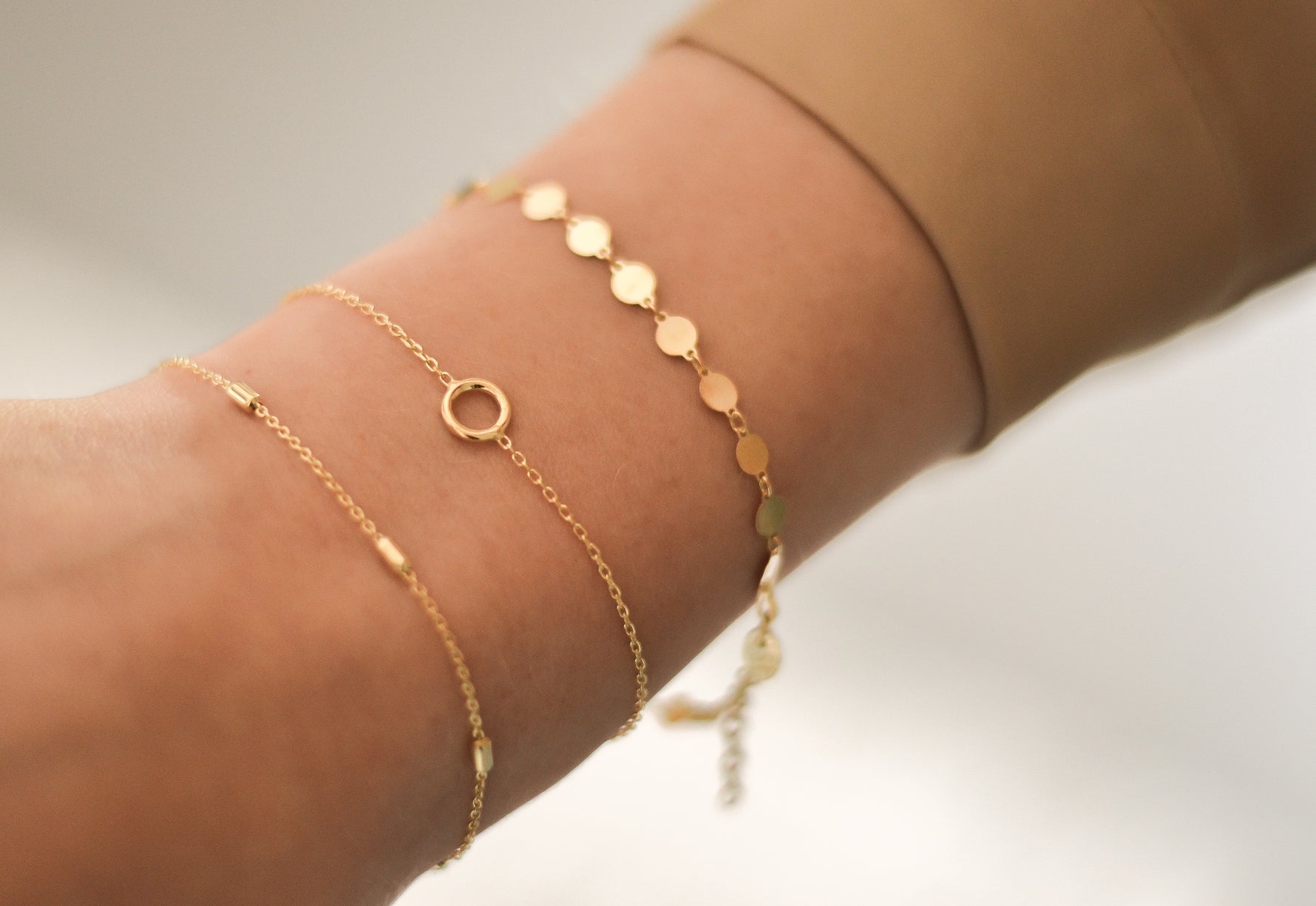Bellina armband van 925 sterling zilver met 24k gold plating, handgemaakt in Italië, minimalistisch en elegant met rond detail.