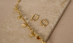 Sweet Charmer ketting van stainless steel met grove schakels en charms, trendy en speels design. Hypoallergeen en nikkelvrij.