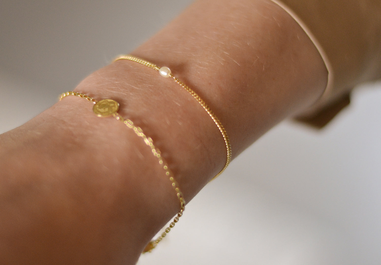 Solene armband van 925 sterling zilver met 24K gold plating, handgemaakt in Italië, subtiel design met ovale mini-parel, elegant en tijdloos.