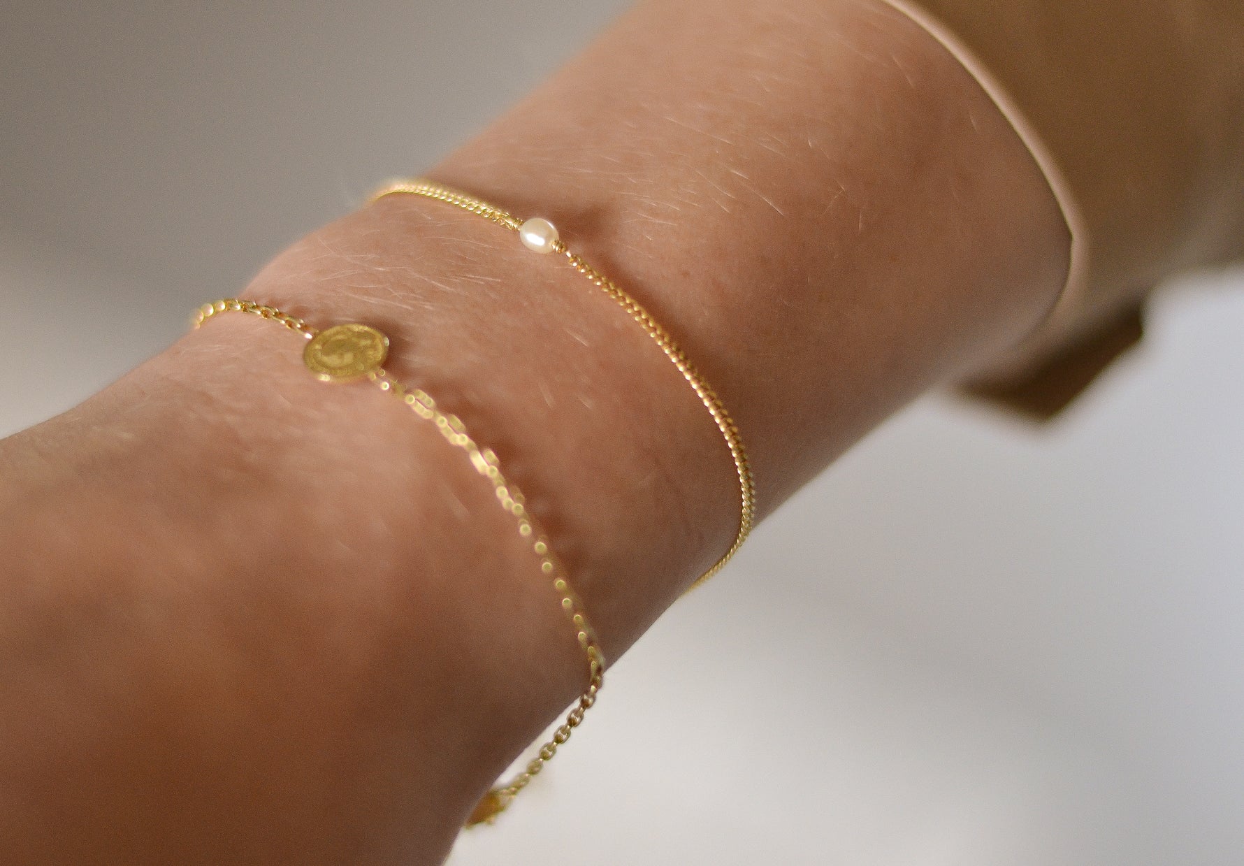 Solene armband van 925 sterling zilver met 24K gold plating, handgemaakt in Italië, subtiel design met ovale mini-parel, elegant en tijdloos.
