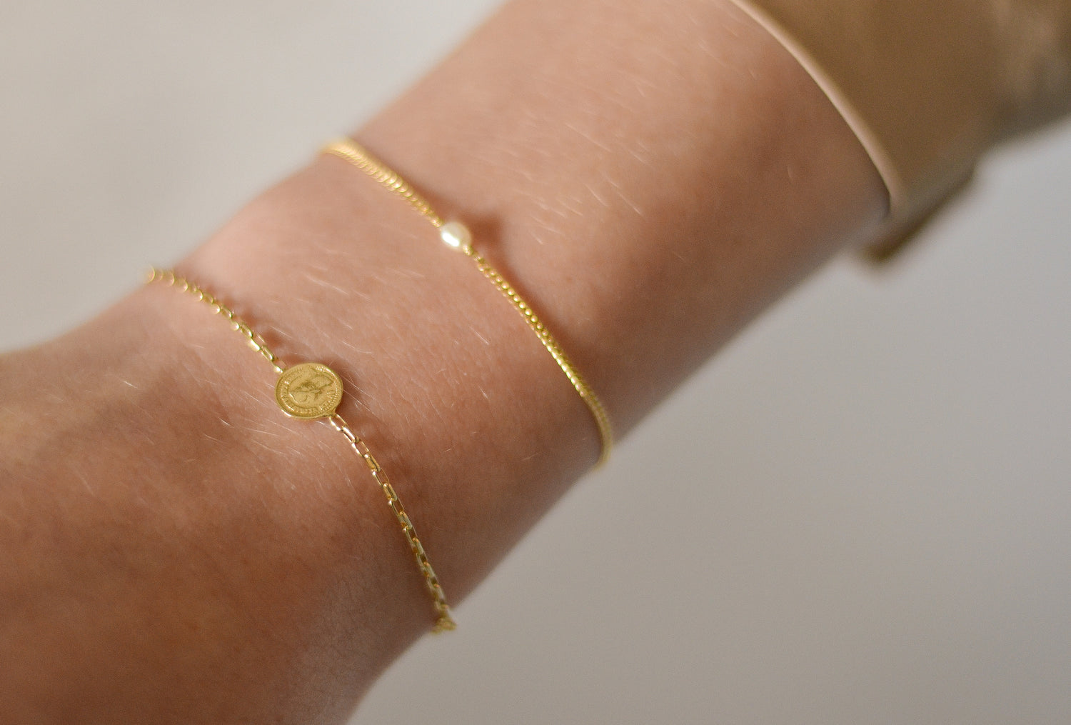 Vivienne armband van 925 sterling zilver met 24K gold plating, fijne schakels en muntbedel, elegant, verfijnd en tijdloos, handgemaakt in Italië.