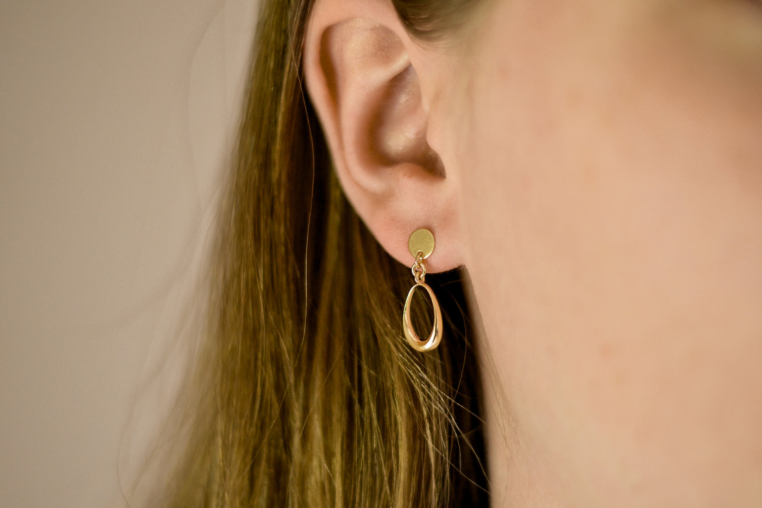 Celeste oorbellen van 925 sterling zilver met 24K gold plating, handgemaakt in Italië, druppelvormige hanger, elegant en subtiel.