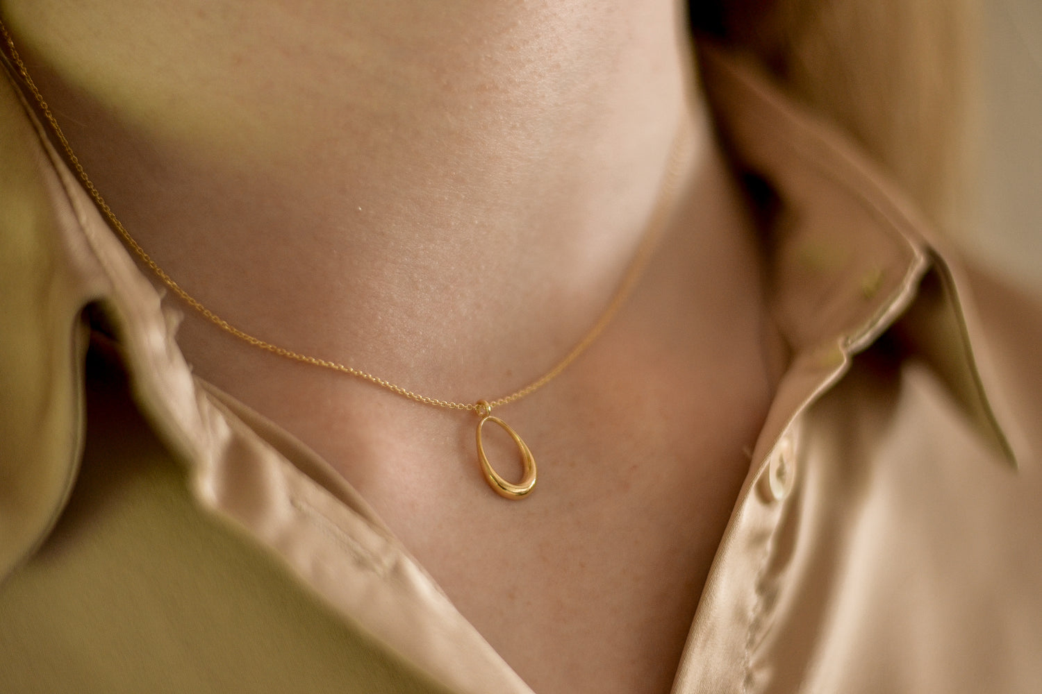 Celeste ketting van 925 sterling zilver met 24K gold plating, handgemaakt in Italië, druppelvormige hanger, elegant en subtiel.