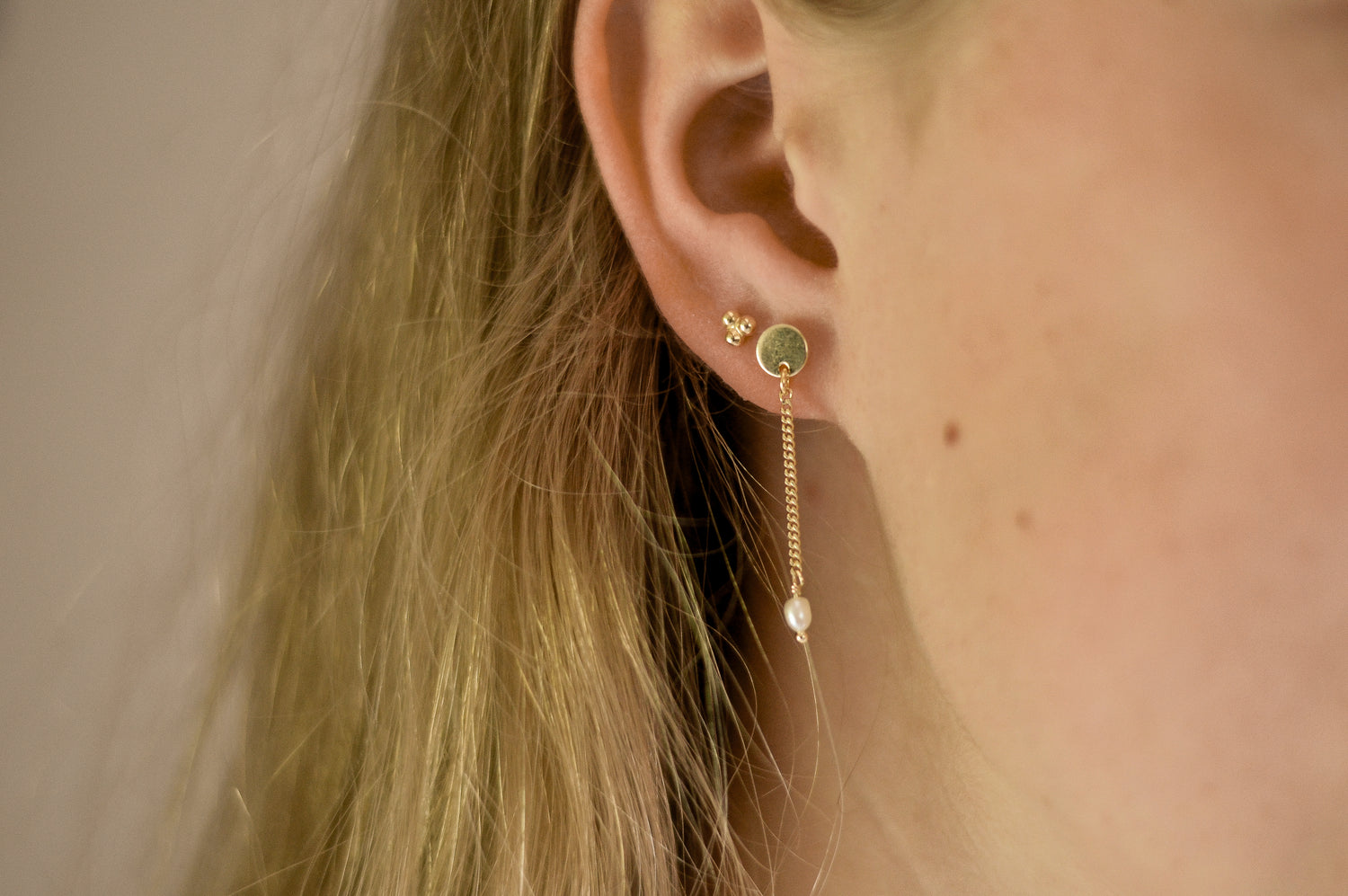 Solene oorbellen van 925 sterling zilver met 24K gold plating, handgemaakt in Italië, subtiel design met ovale mini-parel, elegant en tijdloos.