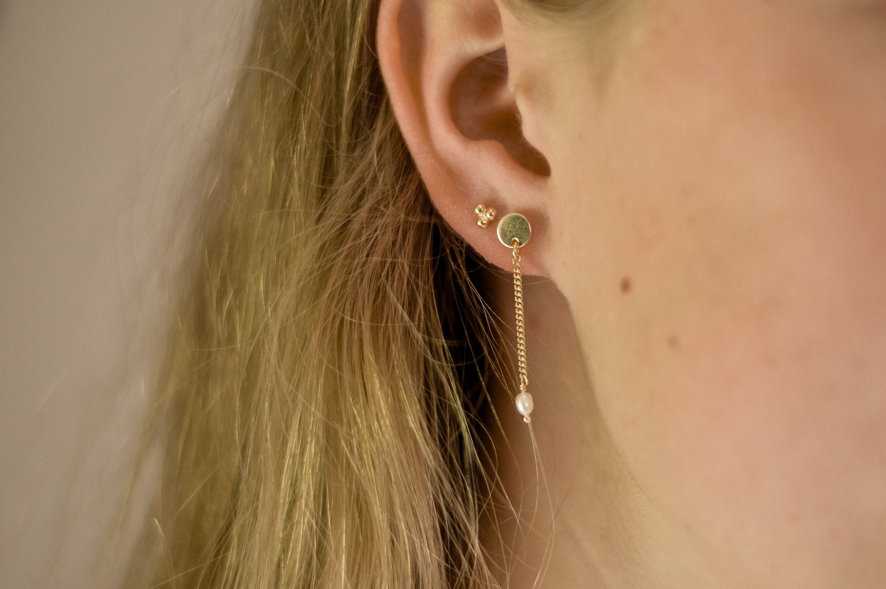 Solene oorbellen van 925 sterling zilver met 24K gold plating, handgemaakt in Italië, subtiel design met ovale mini-parel, elegant en tijdloos.