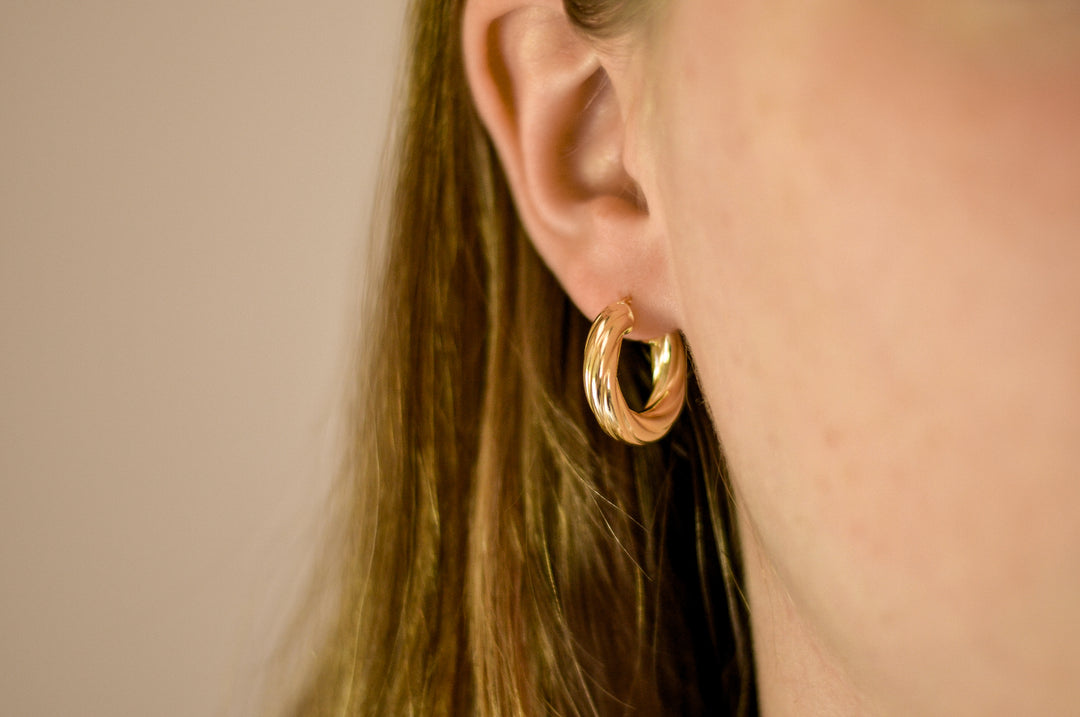 Valentina hoops van 925 sterling zilver met 18K gold plating, handgemaakt in Italië, subtiel gedraaid design, elegant en vrouwelijk.