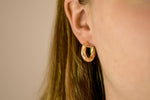 Valentina hoops van 925 sterling zilver met 18K gold plating, handgemaakt in Italië, subtiel gedraaid design, elegant en vrouwelijk.