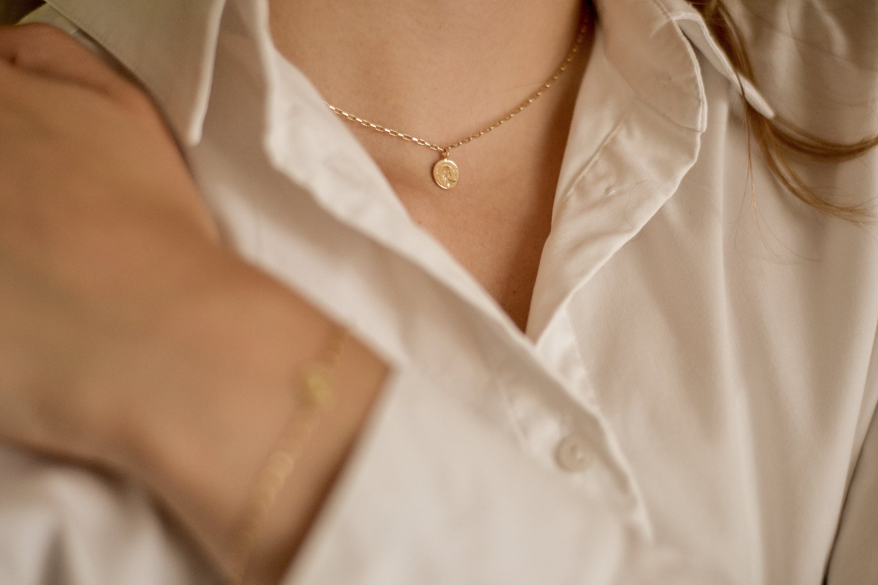 Vivienne armband van 925 sterling zilver met 24K gold plating, fijne schakels en muntbedel, elegant, verfijnd en tijdloos, handgemaakt in Italië.