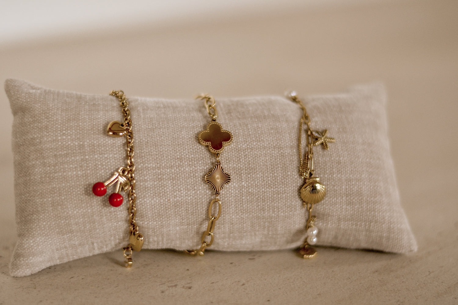 Lucky You, Babe armband van stainless steel met klaver schakels, elegant en betekenisvol. Hypoallergeen en nikkelvrij.