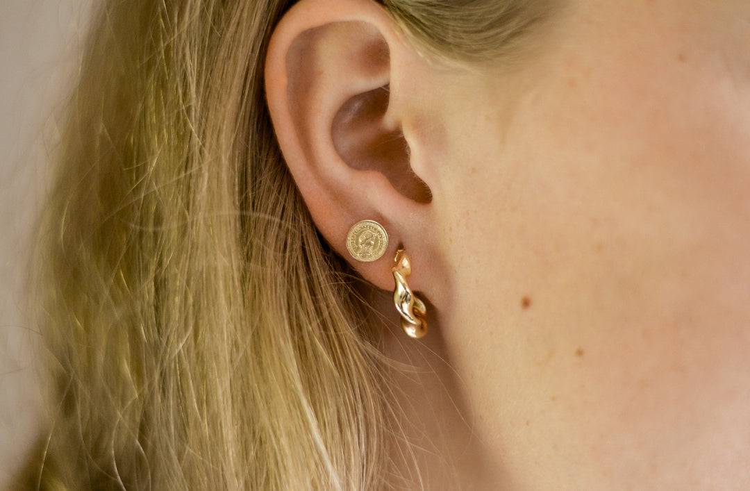 Eloise hoops van 925 sterling zilver met 24K gold plating, handgemaakt in Italië, gedraaid design, trendy, tijdloos en elegant.