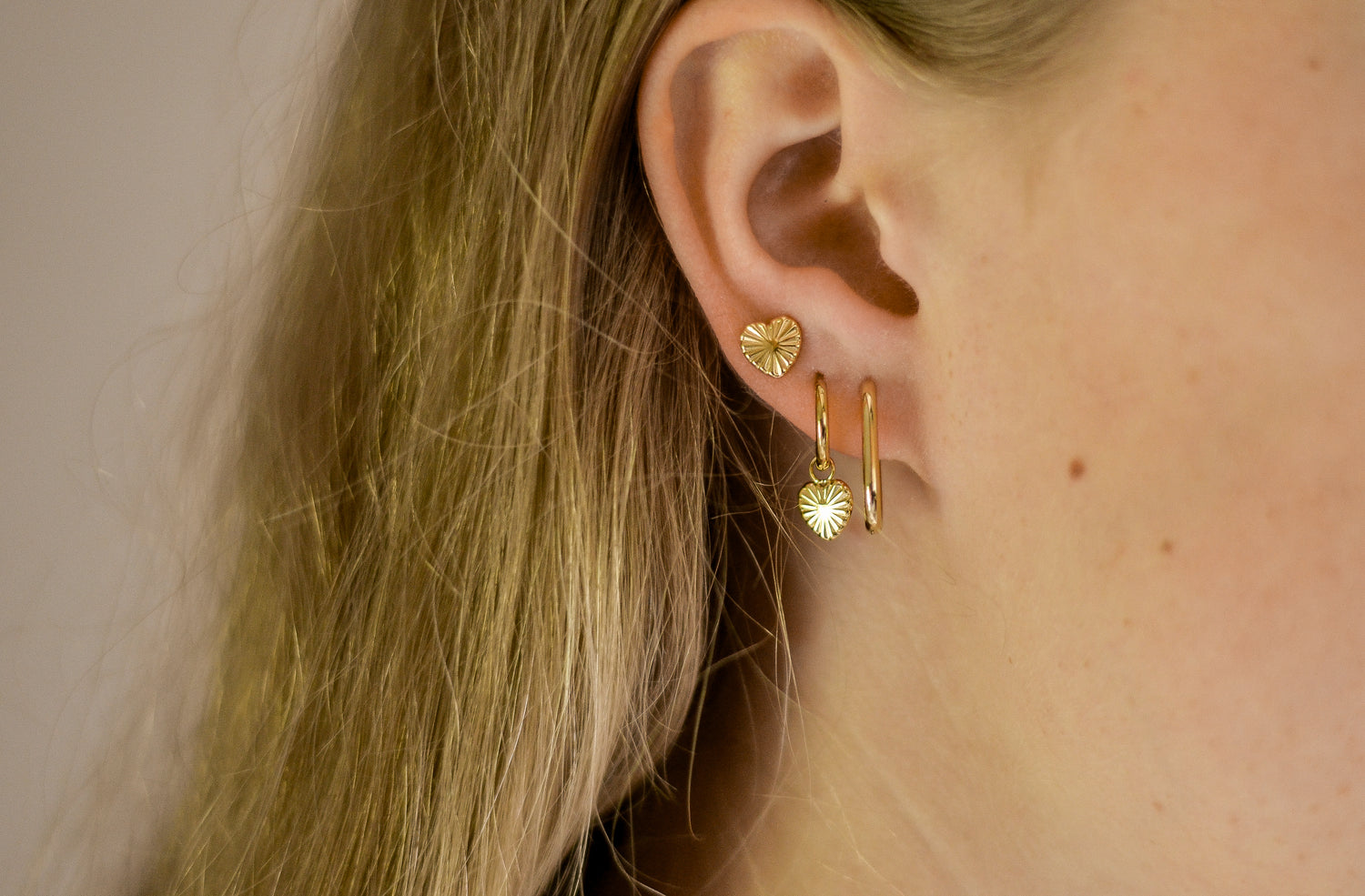 Be Mine-ish oorbellen met verfijnd patroon en luxe goudkleurige afwerking. Elegant, romantisch & hypoallergeen.