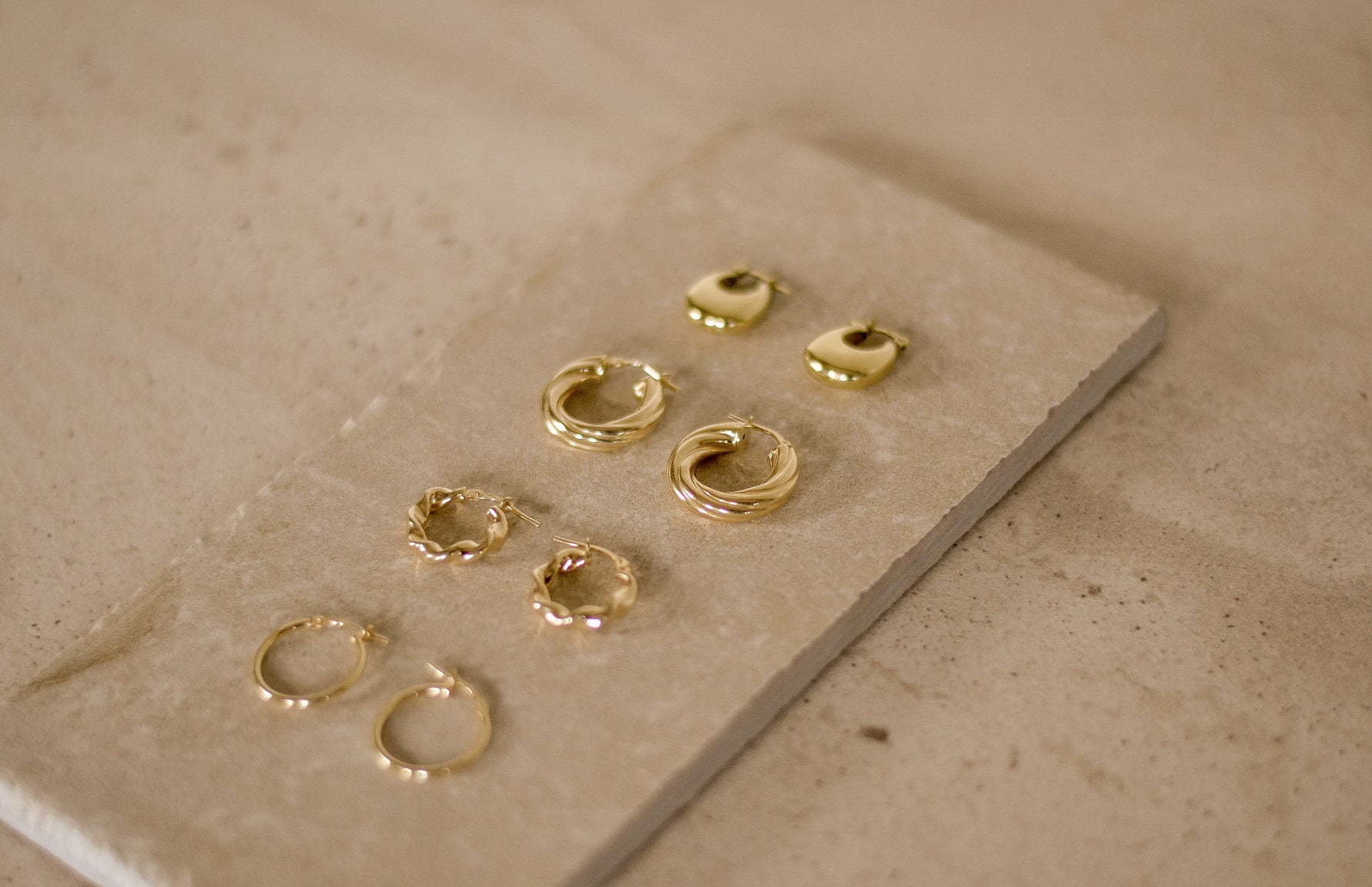 Eloise hoops van 925 sterling zilver met 24K gold plating, handgemaakt in Italië, gedraaid design, trendy, tijdloos en elegant.