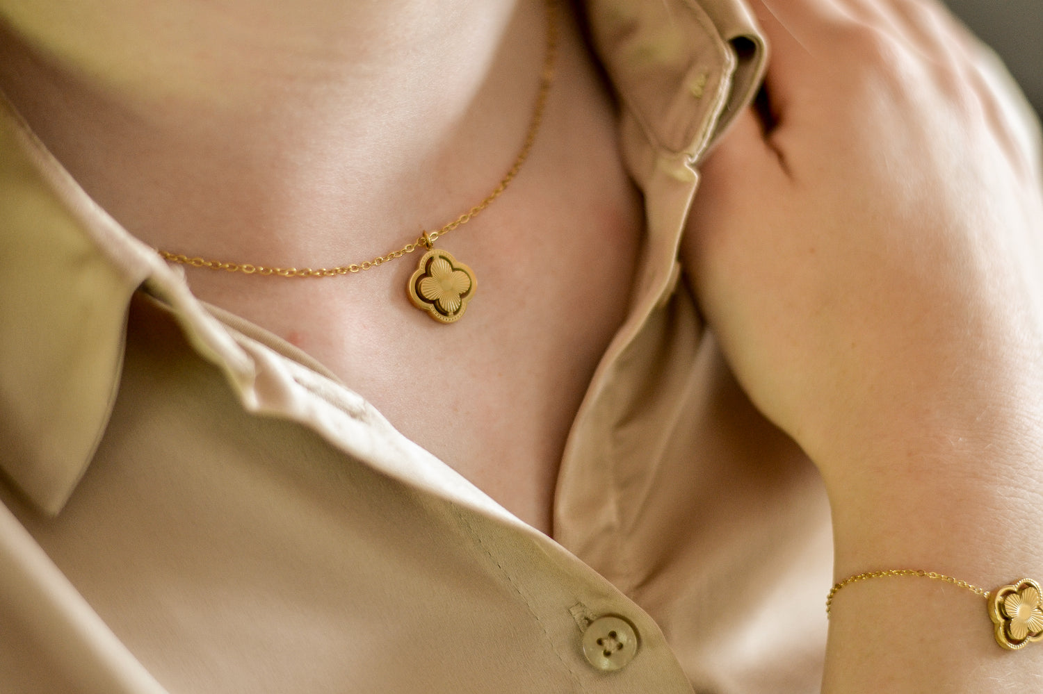 Four Real ketting van stainless steel met dubbele klavertjes vier, elegant en geluk brengend. Hypoallergeen en nikkelvrij.