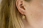 Petal Me Up studs van stainless steel met delicaat bloemdesign, lief, subtiel en tijdloos. Hypoallergeen en nikkelvrij.