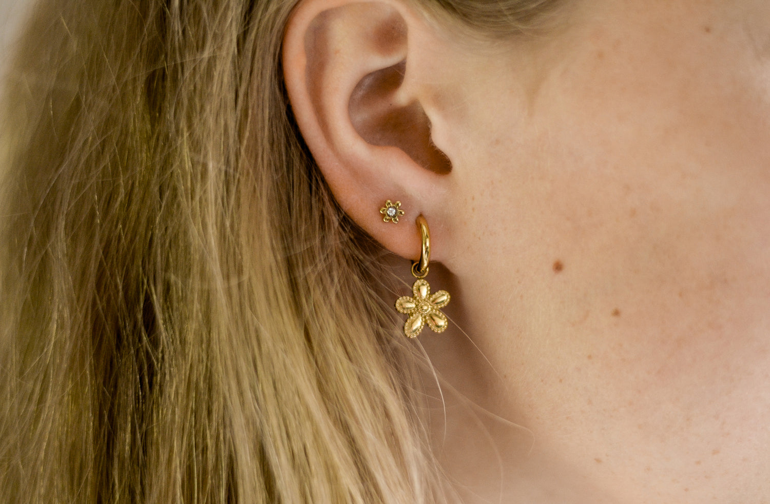 Petal Me Up studs van stainless steel met delicaat bloemdesign, lief, subtiel en tijdloos. Hypoallergeen en nikkelvrij.