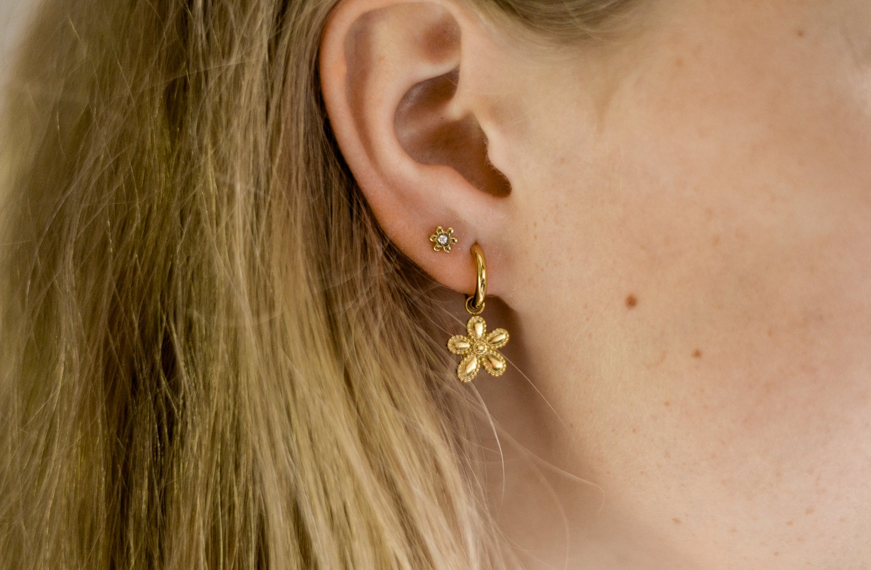 Petal Me Up studs van stainless steel met delicaat bloemdesign, lief, subtiel en tijdloos. Hypoallergeen en nikkelvrij.