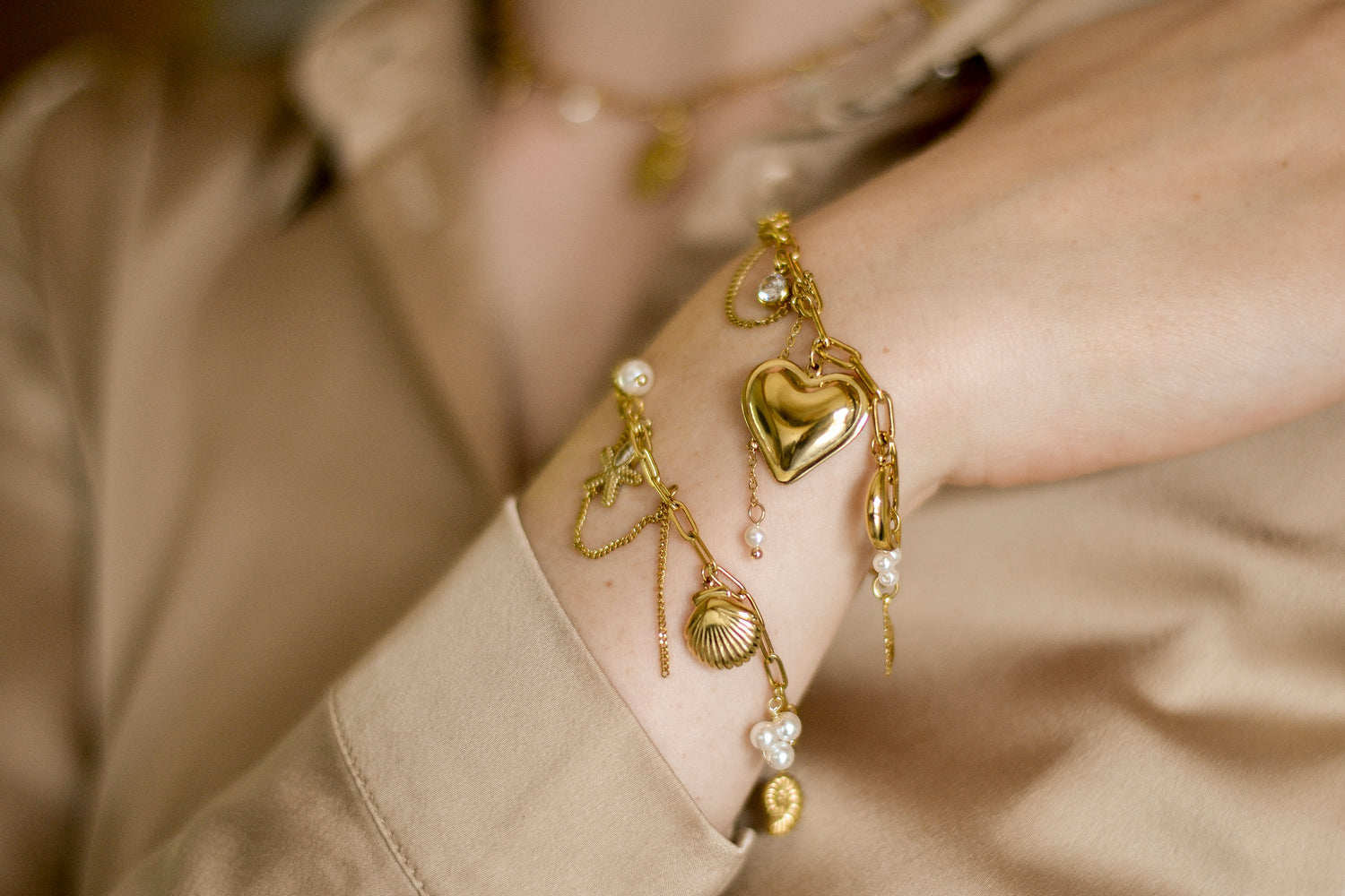 Beach Please armband van stainless steel met charms, elegant en oceaan-geïnspireerd design. Hypoallergeen en nikkelvrij.