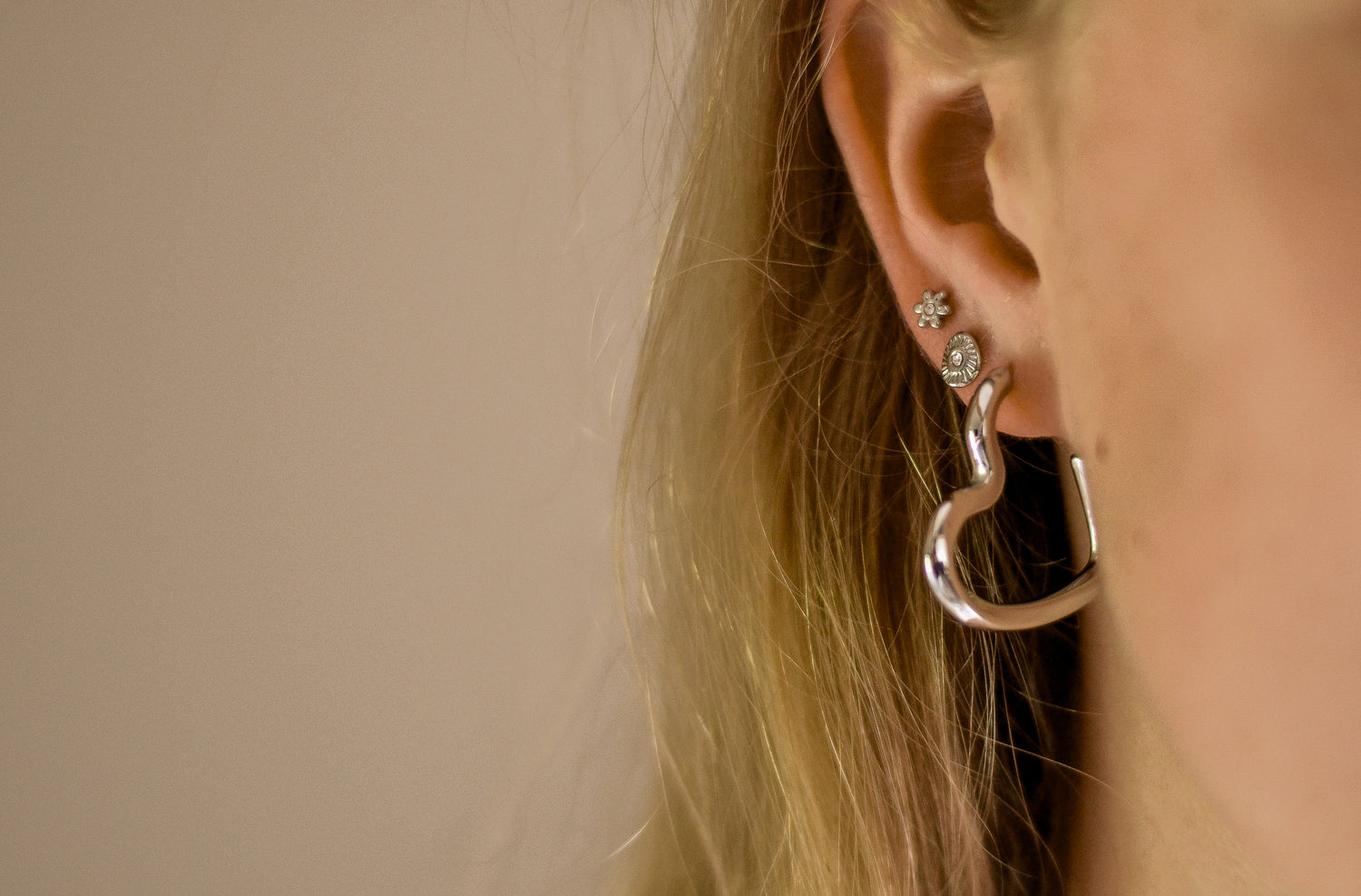Petal Me Up studs van stainless steel met subtiel bloemdesign. Tijdloze en elegante oorbellen die vrouwelijkheid en verfijning uitstralen.