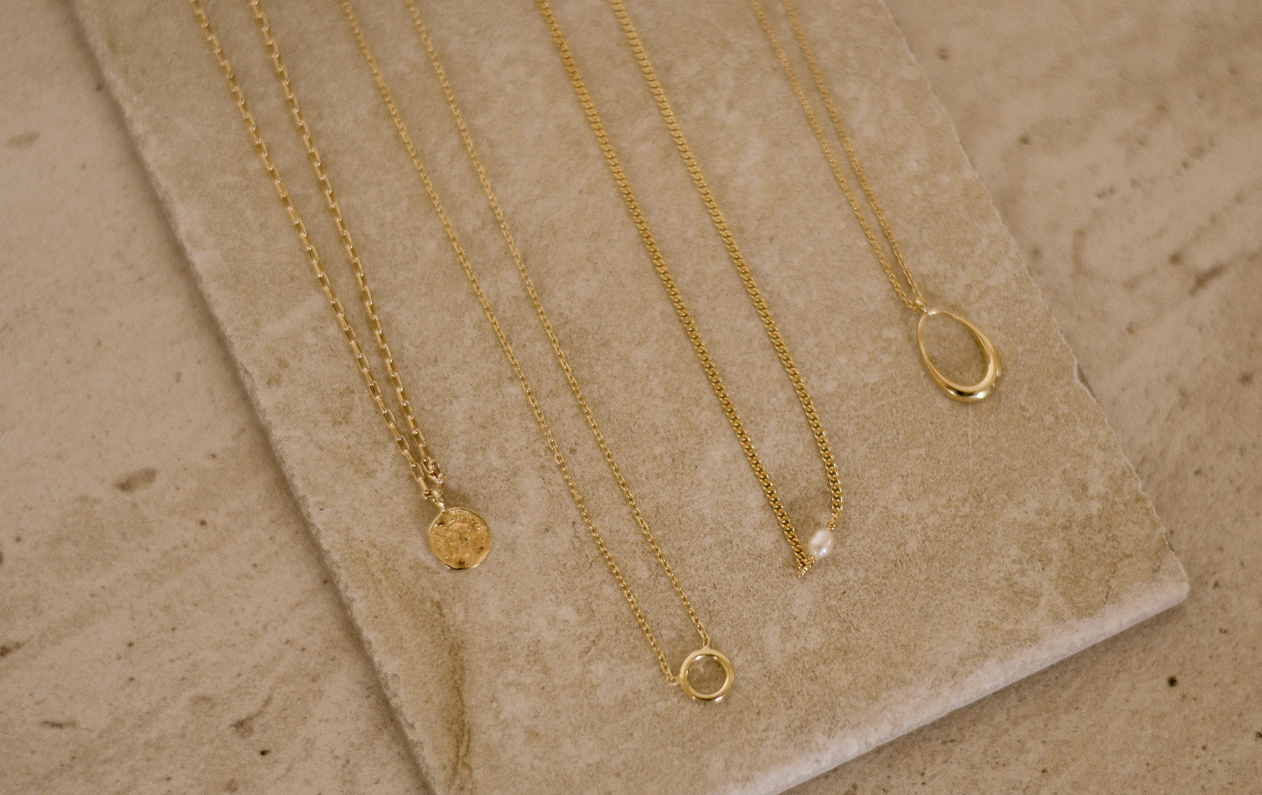 Bellina ketting met subtiele cirkelhanger, handgemaakt in Italië, tijdloos en elegant