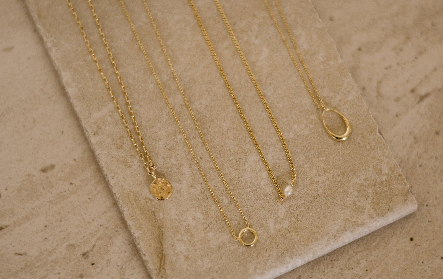 Solene ketting van 925 sterling zilver met 24K gold plating, handgemaakt in Italië, subtiel design met ovale mini-parel, elegant en tijdloos.