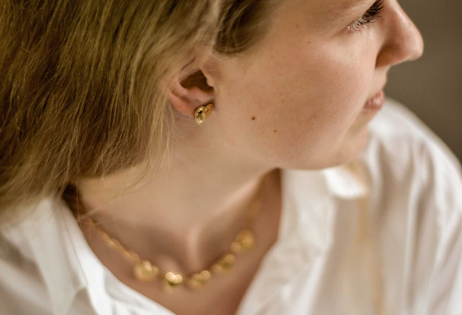 Tiny Crush oorbellen met subtiel hartvormig design. Elegant, romantisch en hypoallergeen.