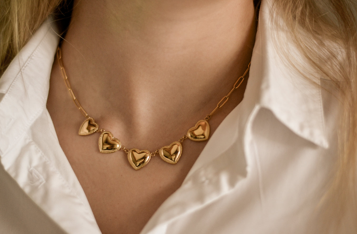 Small Heart Studs ketting met hartvormige studs, subtiel en elegant. Stainless steel, hypoallergeen en nikkelvrij.