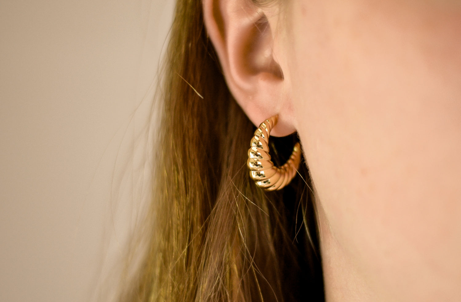 Buttery Babe oorbellen met gedraaid croissant-design, trendy en stijlvol. Hypoallergeen en nikkelvrij.