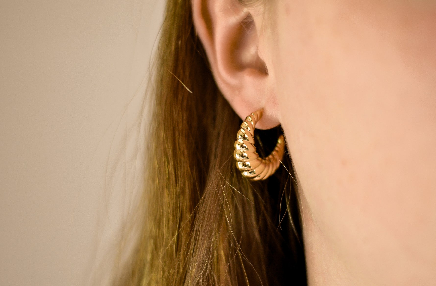 Buttery Babe oorbellen met gedraaid croissant-design, trendy en stijlvol. Hypoallergeen en nikkelvrij.